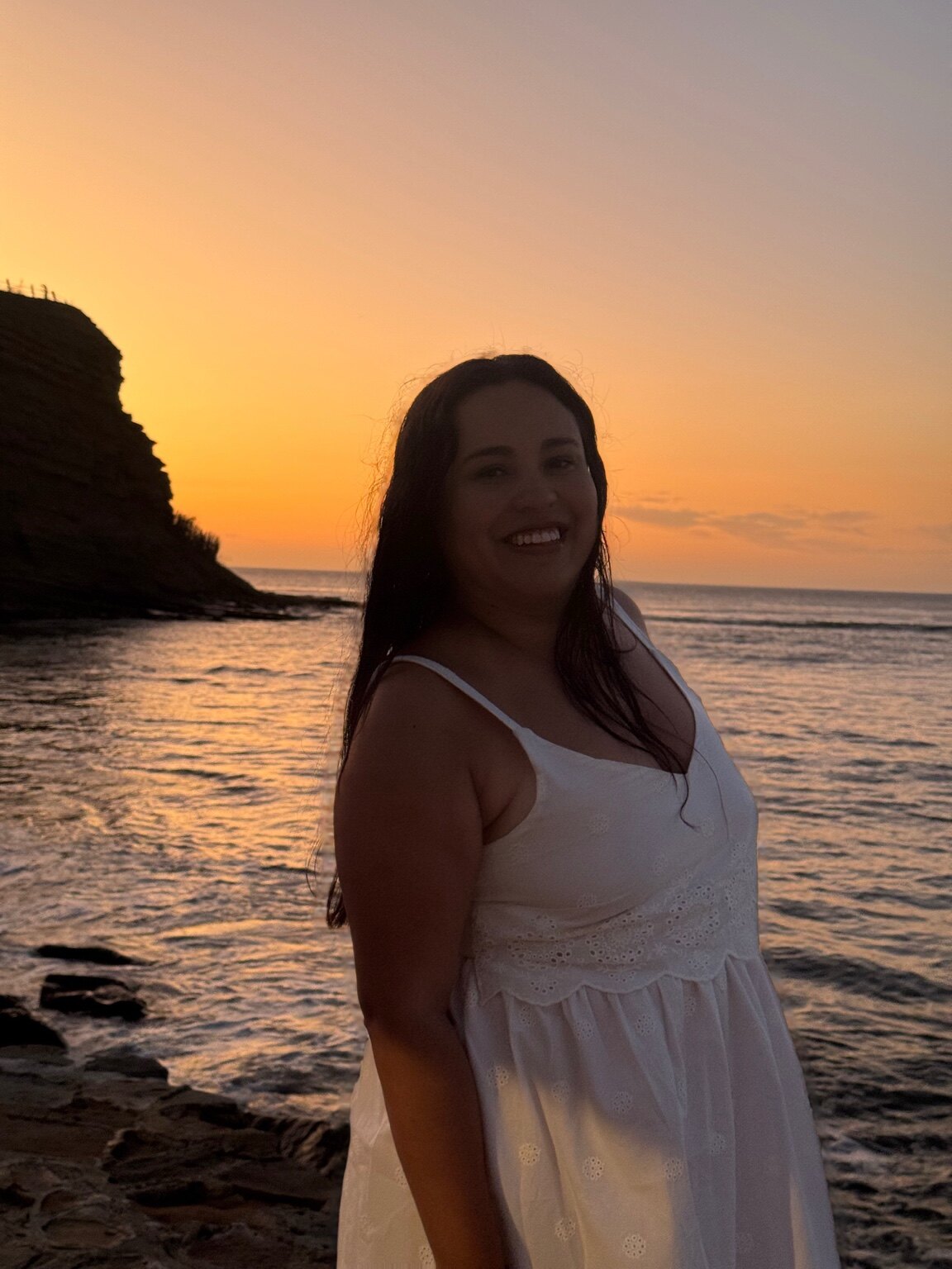 Sara Calvo frente al mar al atardecer
