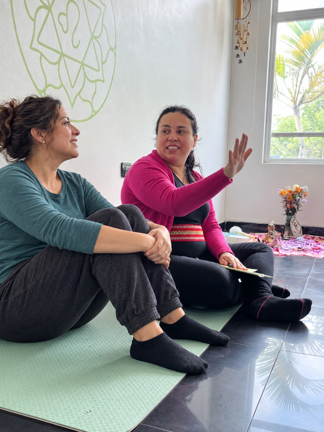 Sara Calvo facilitando un círculo de mujeres